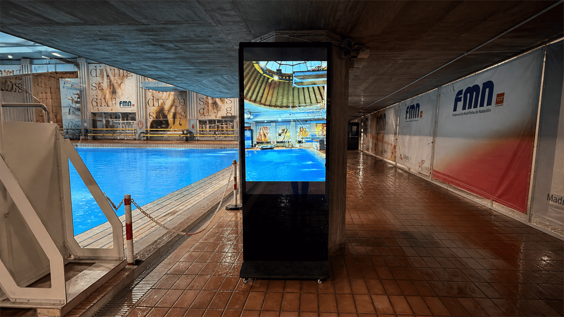 Instalación audiovisual en el centro de natación M-86 de Madrid