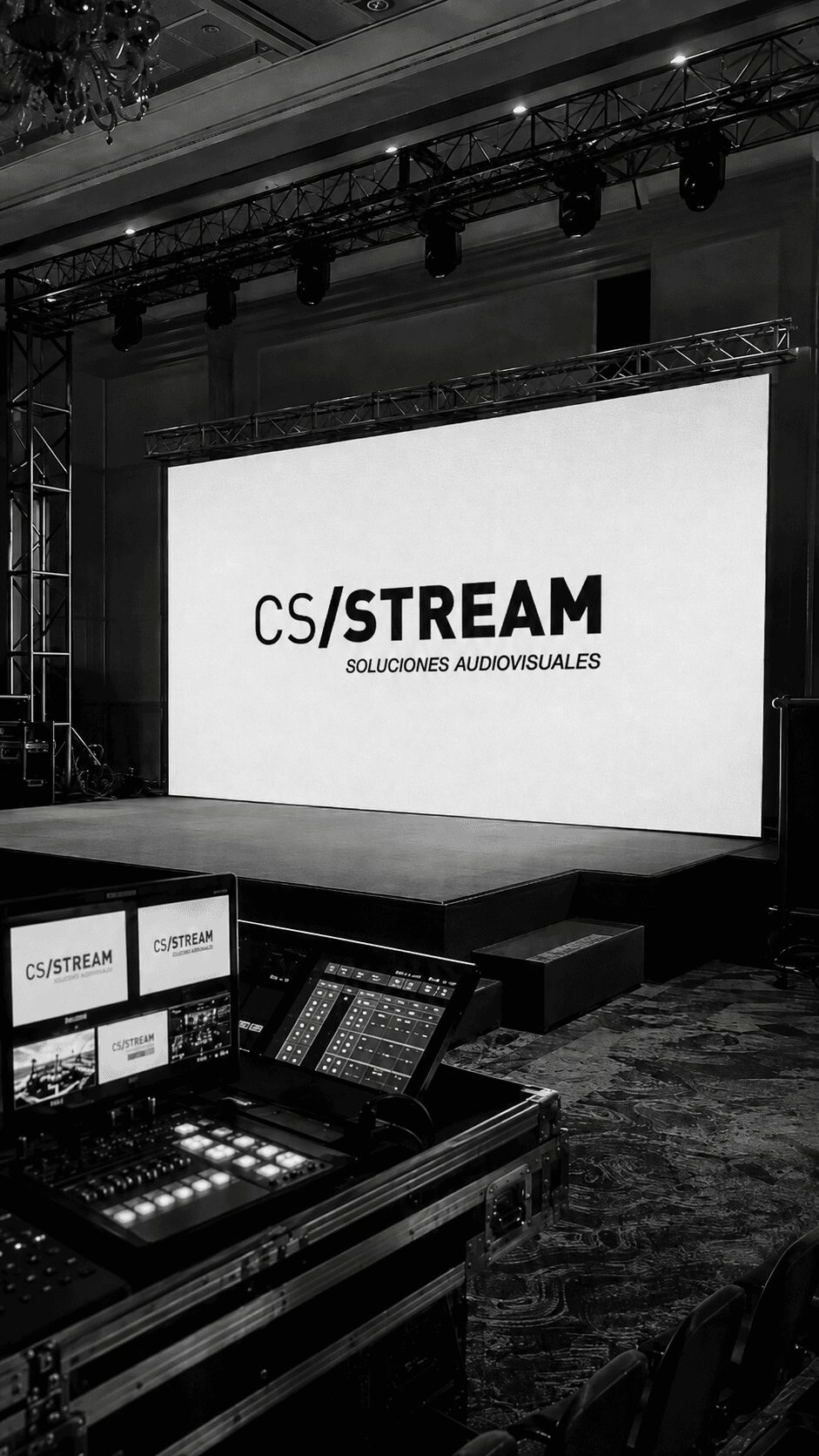 Pantalla LED instalada para un evento audiovisual profesional