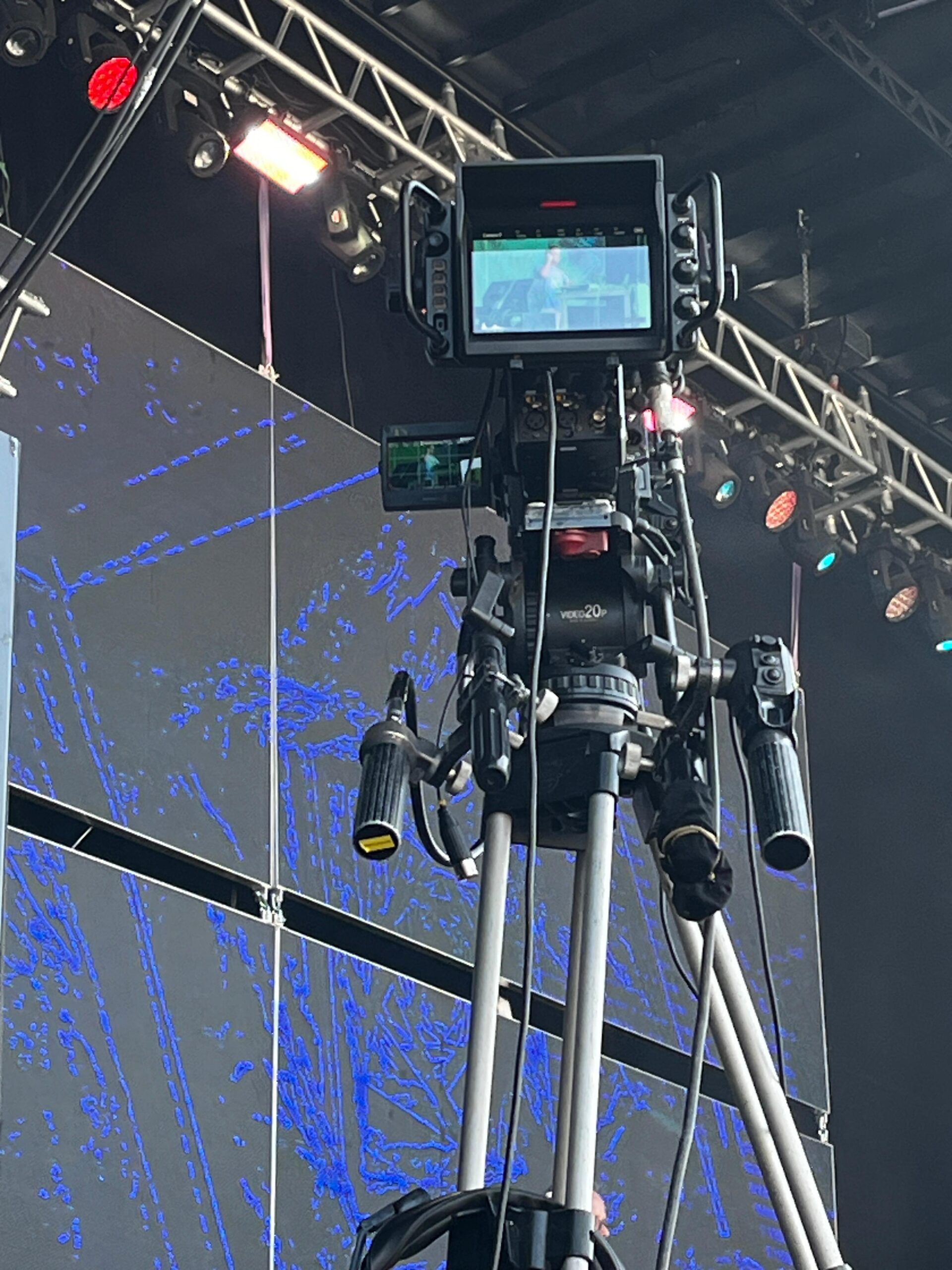 Unidad móvil de producción televisiva en Peñíscola Remember Festival 2026