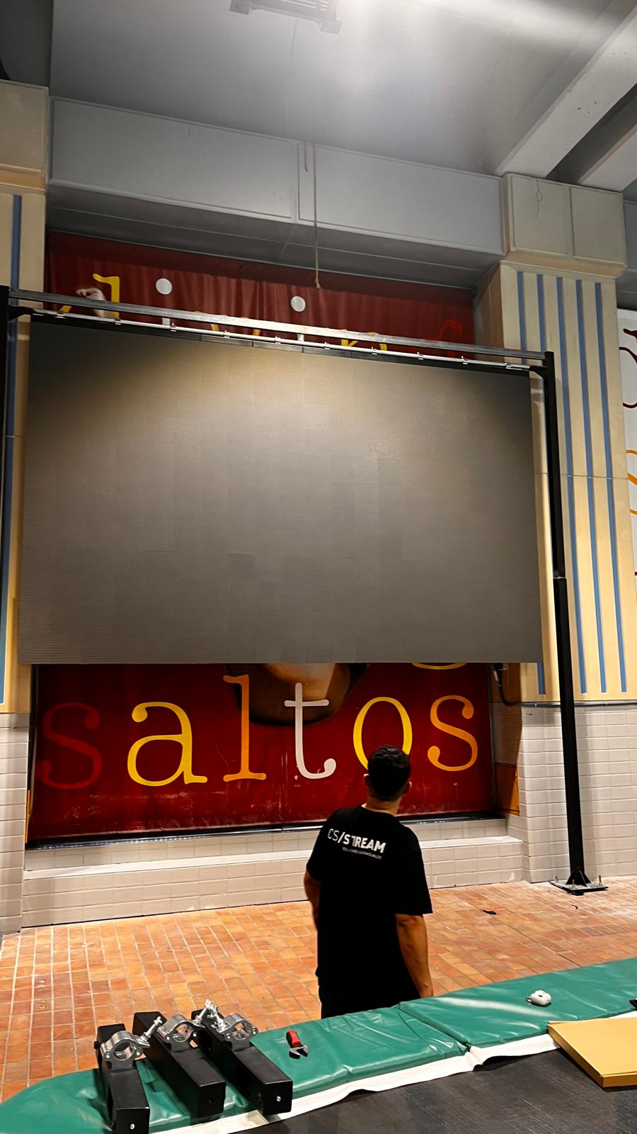 Instalación audiovisual en el centro de natación M-86 de Madrid