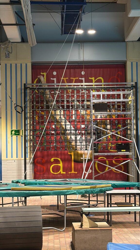 Instalación audiovisual en el centro de natación M-86 de Madrid