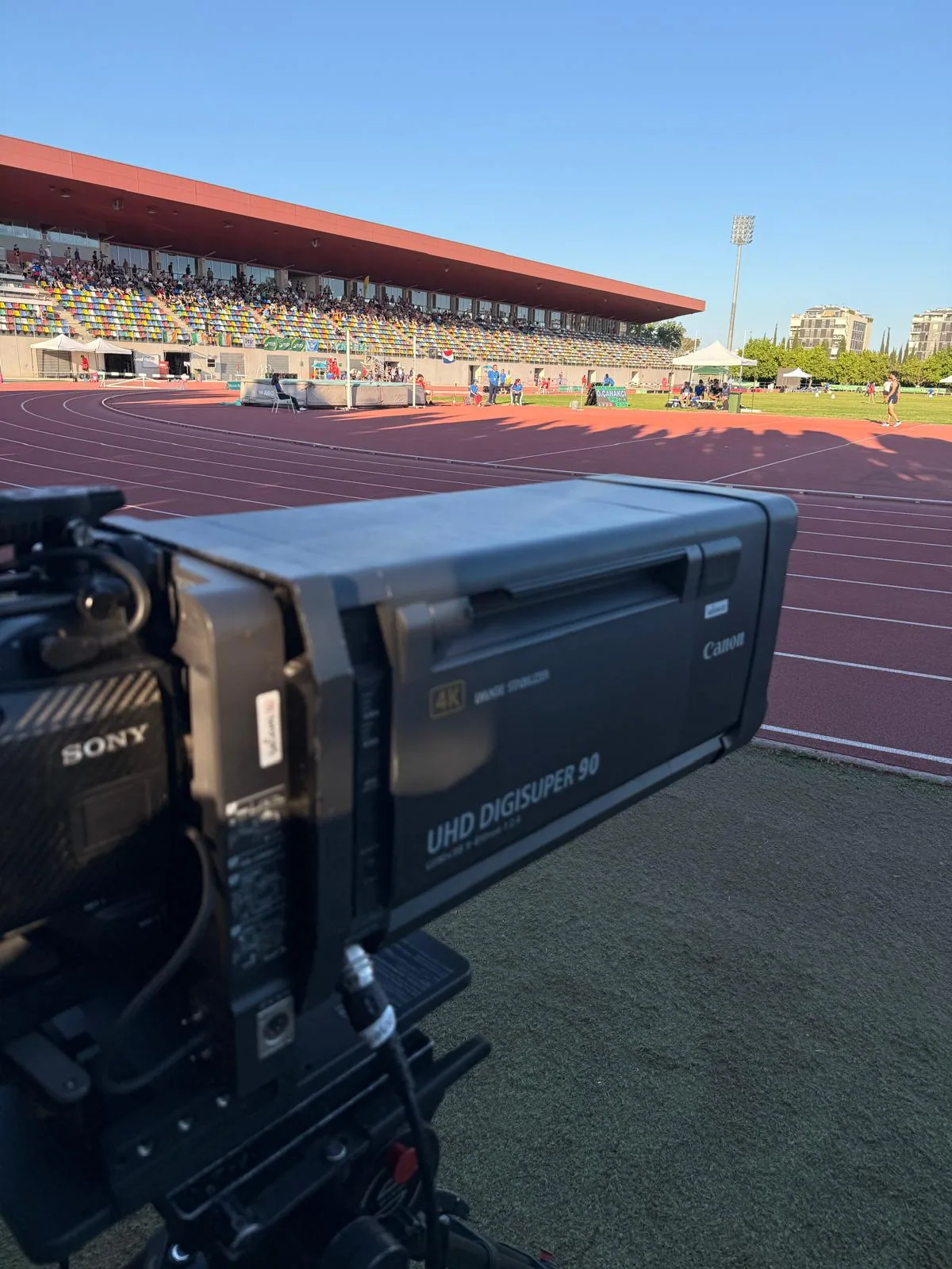 Cámara de televisión junto a la pista de Gaetà Huguet durante la Copa de Europa de Clubes 2026