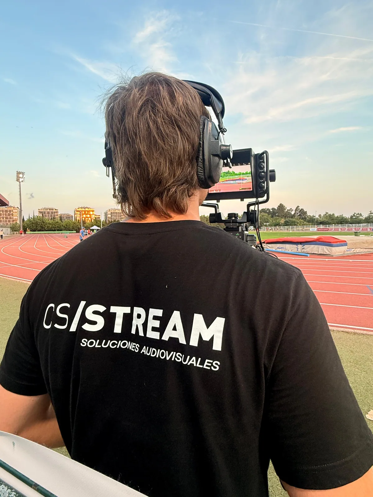 Operador de cámara de CS Stream a pie de pista en Gaetà Huguet durante el Memorial José Antonio Cansino 2026
