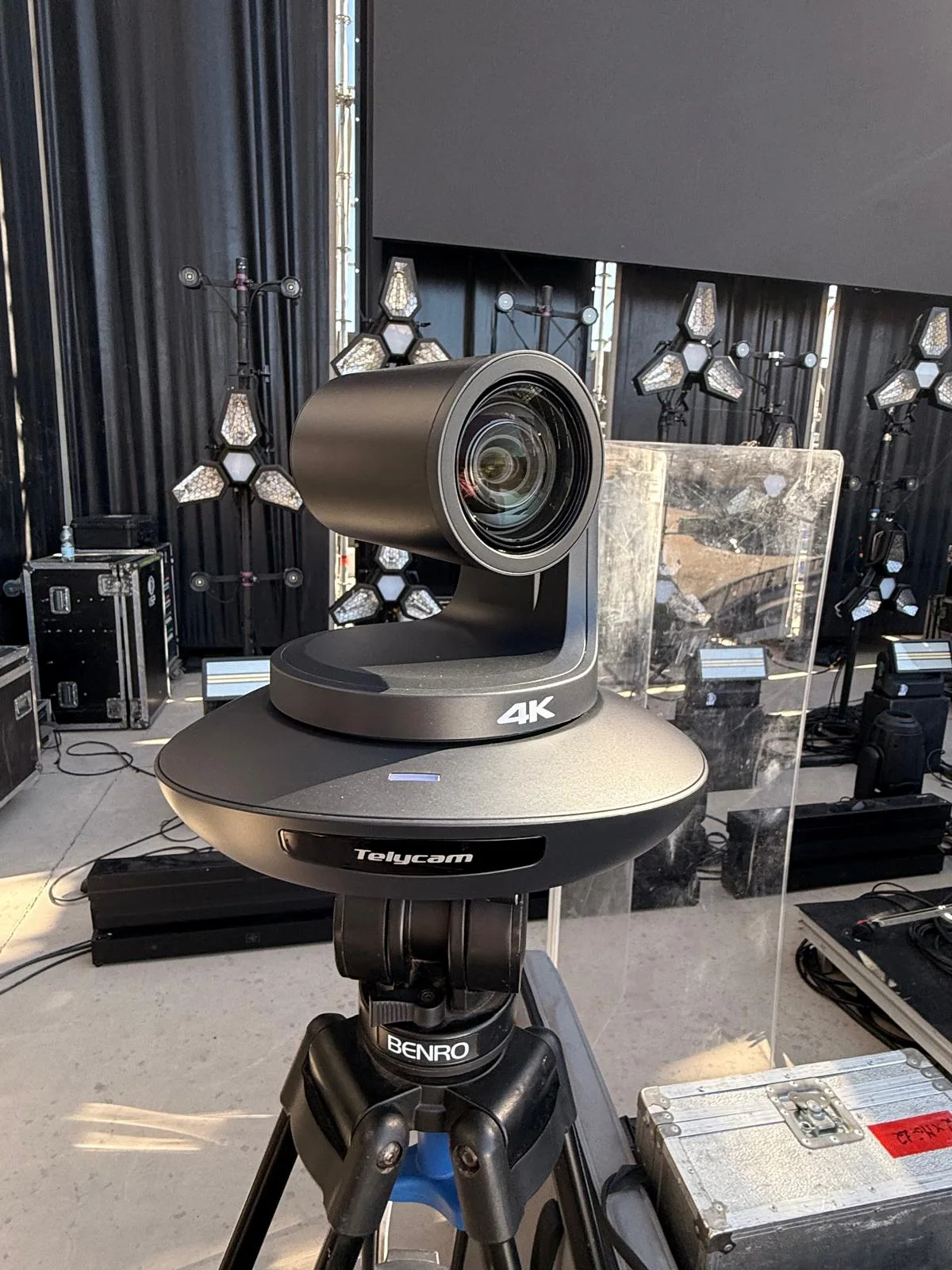 Cámara robotizada Telycam 4K instalada en el escenario del concierto