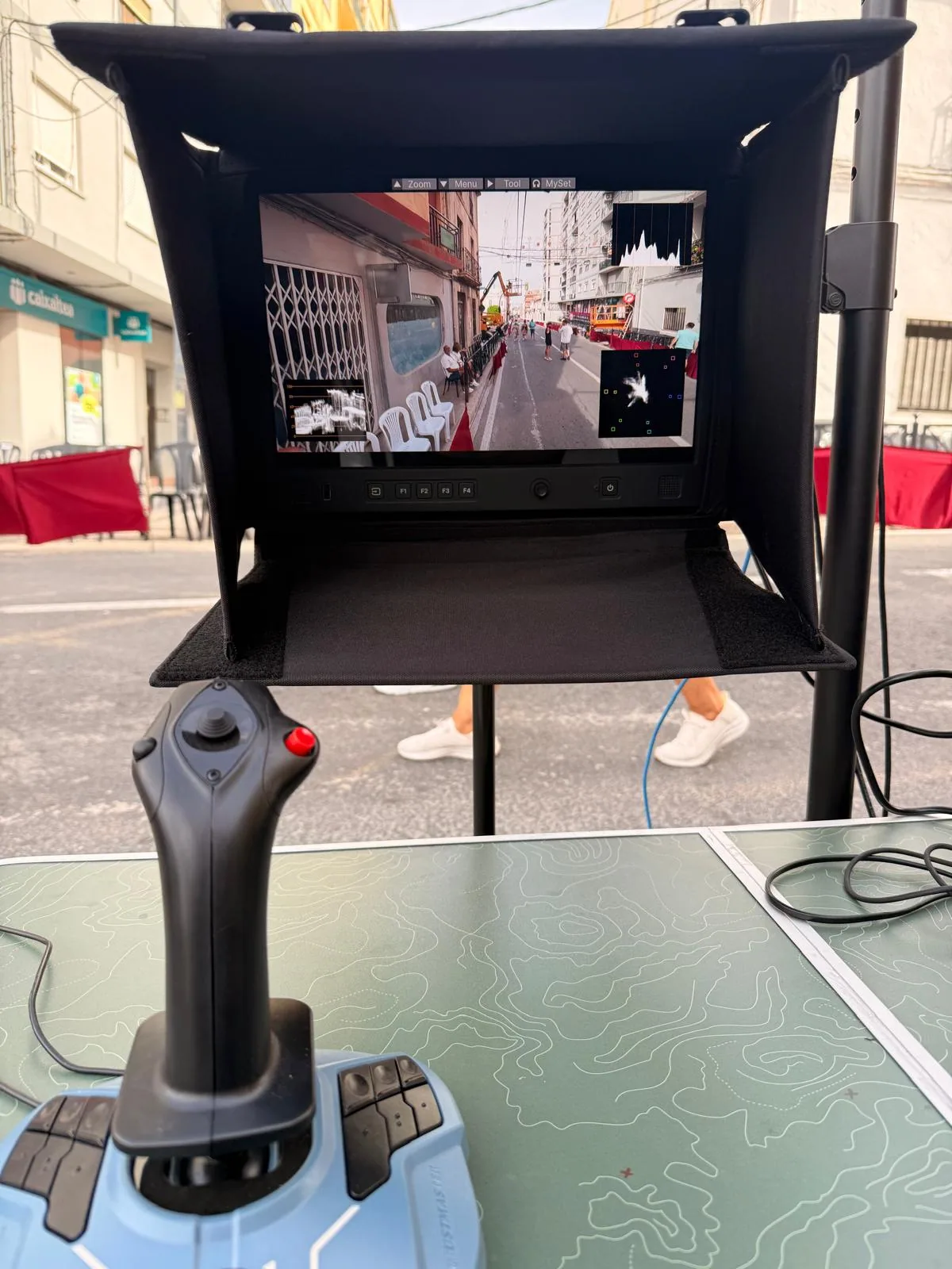 Joystick y monitor del puesto de control de la cablecam de CS Stream en Benissa