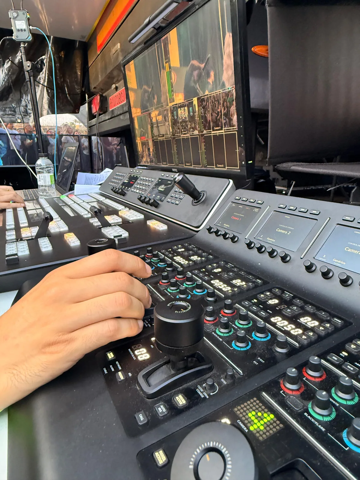 Controles de cámara y monitor multivista en el puesto de realización del PRF 2026