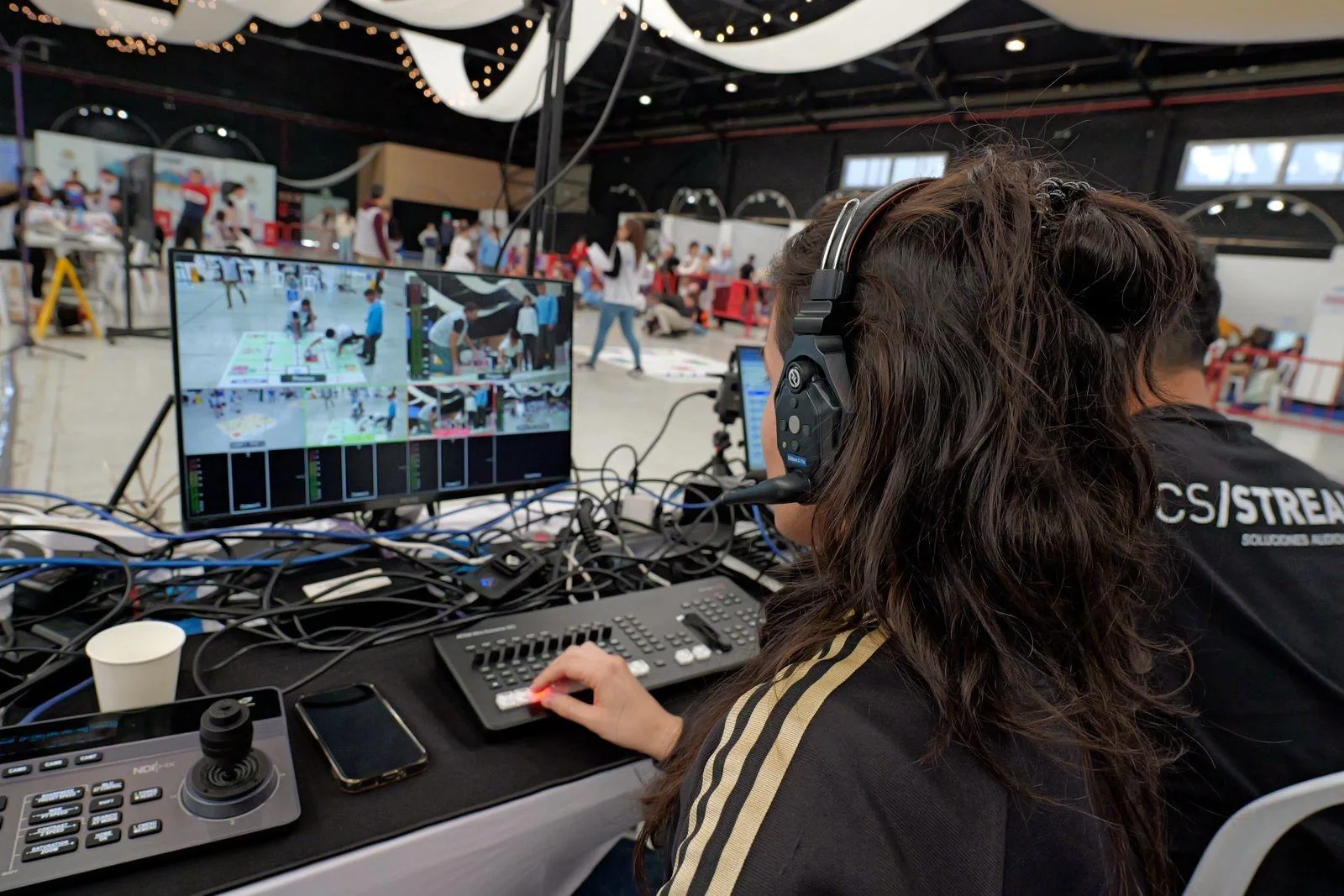 Operadora de CS STREAM controlando cámaras PTZ durante VilaBOT 2026 en Vila-real