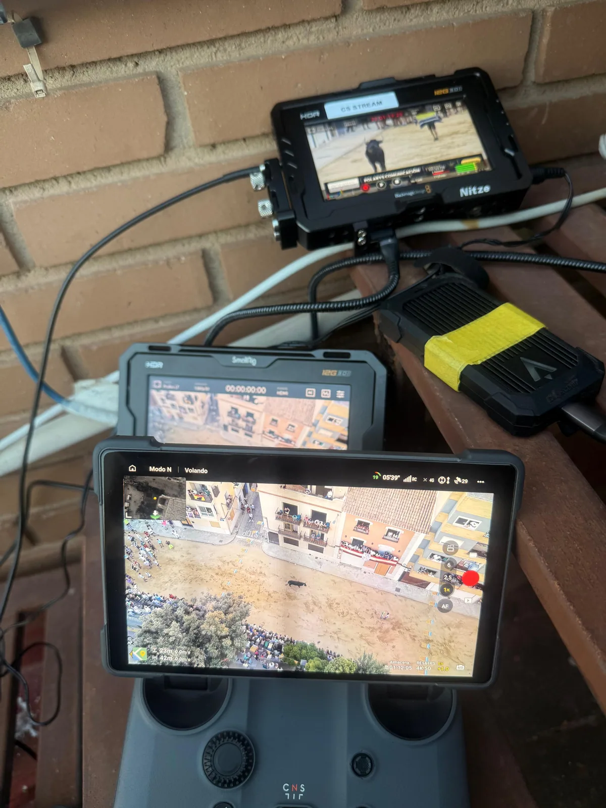Puesto de control y monitores de la señal de dron de CSSTREAM en Puçol