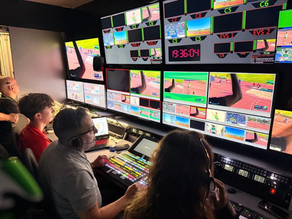 Equipo de realización y monitores multivista en la Copa de Europa de Clubes de Atletismo 2026