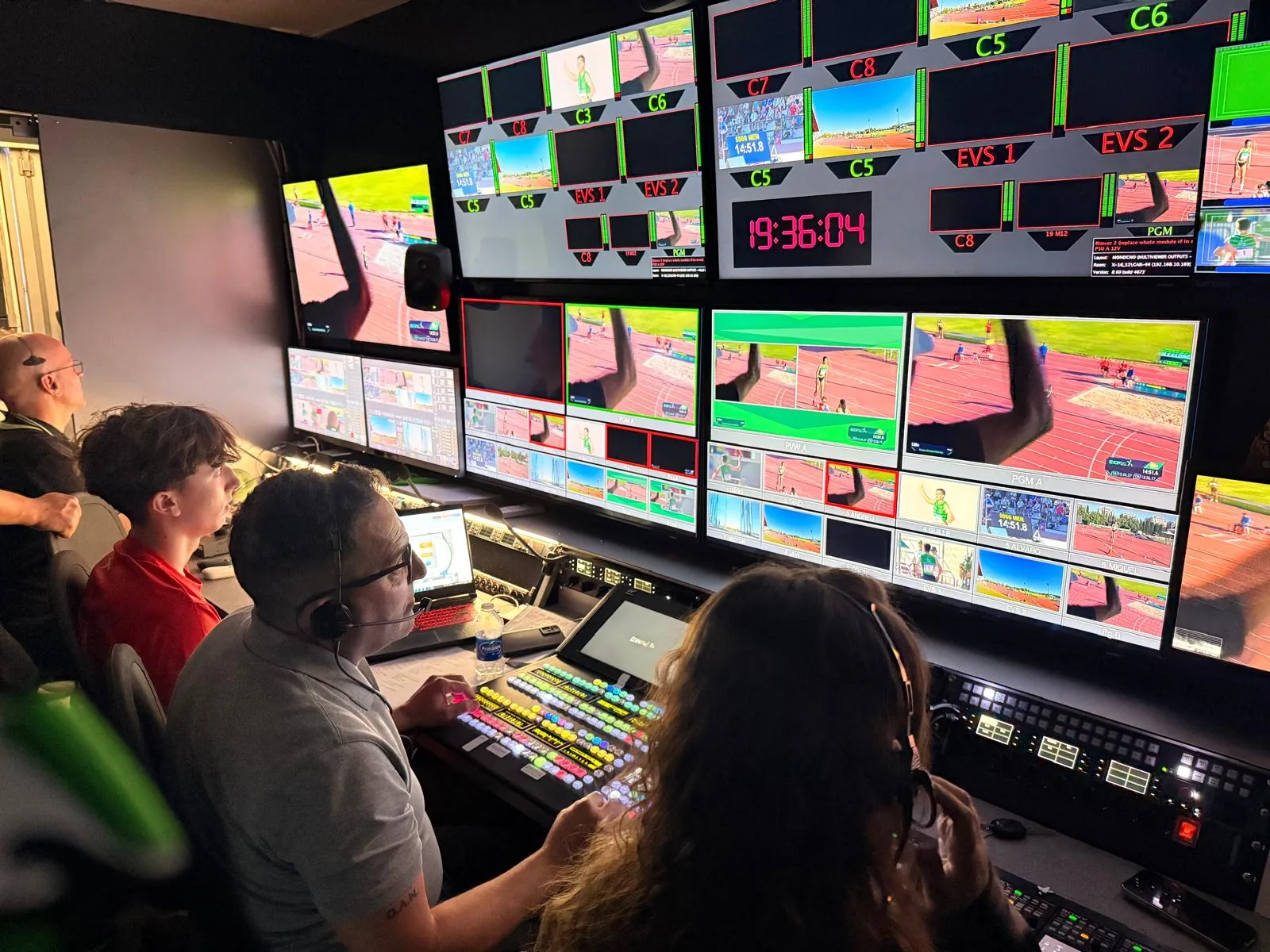 Equipo de realización y monitores multivista en la Copa de Europa de Clubes de Atletismo 2026