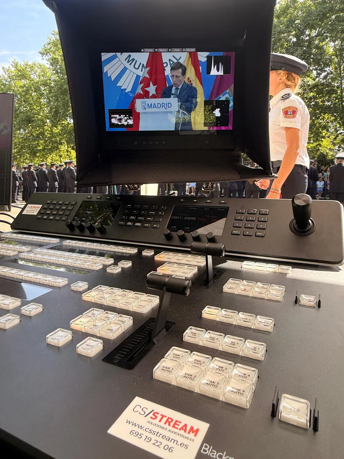 Mesa de realización de CS Stream y monitor de programa en el acto de la Policía Municipal de Madrid 2026