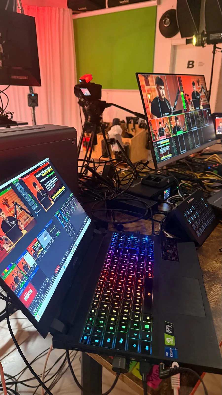 Puesto de control del flujo de directo de Charly Creator en Bambalina Estudio