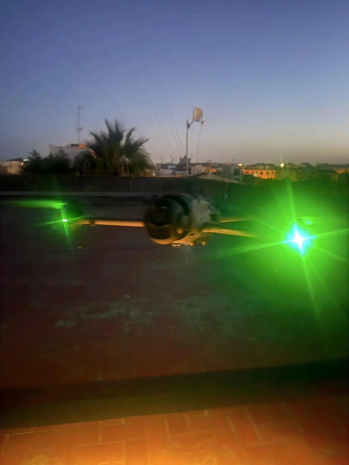 Dron de CSSTREAM con luces de señalización al anochecer