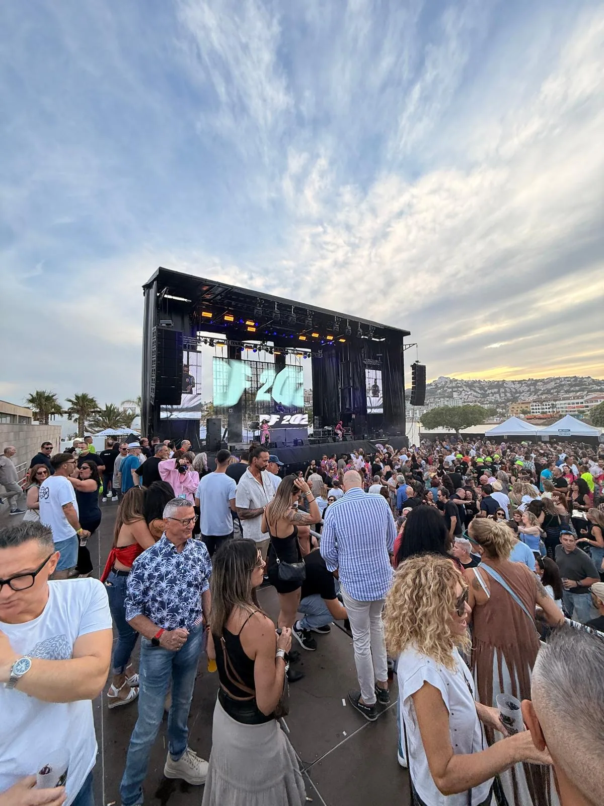 Público y escenario del Peñíscola Remember Festival 2026 junto al puerto
