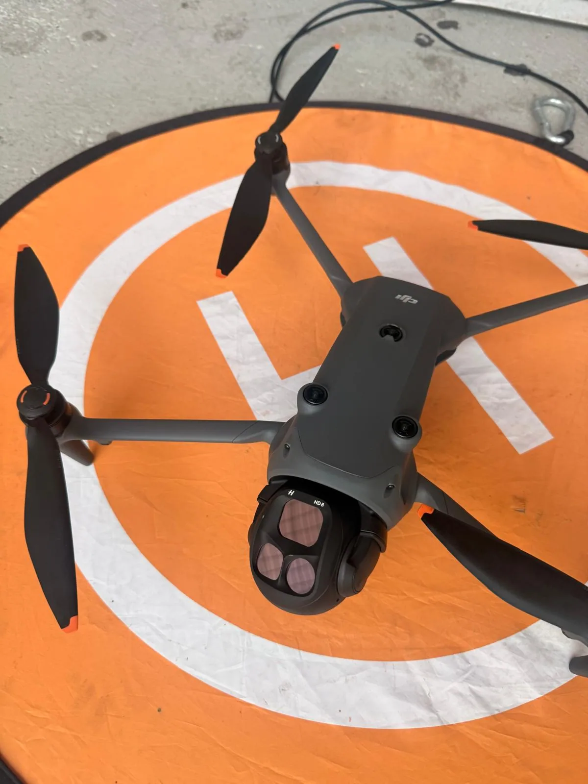 Dron DJI Mavic 4 Pro de CSSTREAM sobre plataforma de aterrizaje