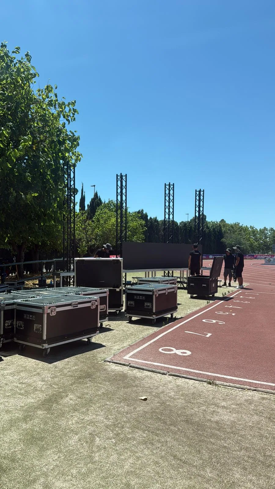 Montaje de la pantalla y preparación del material de CS Stream junto a la pista de atletismo de Gaetà Huguet