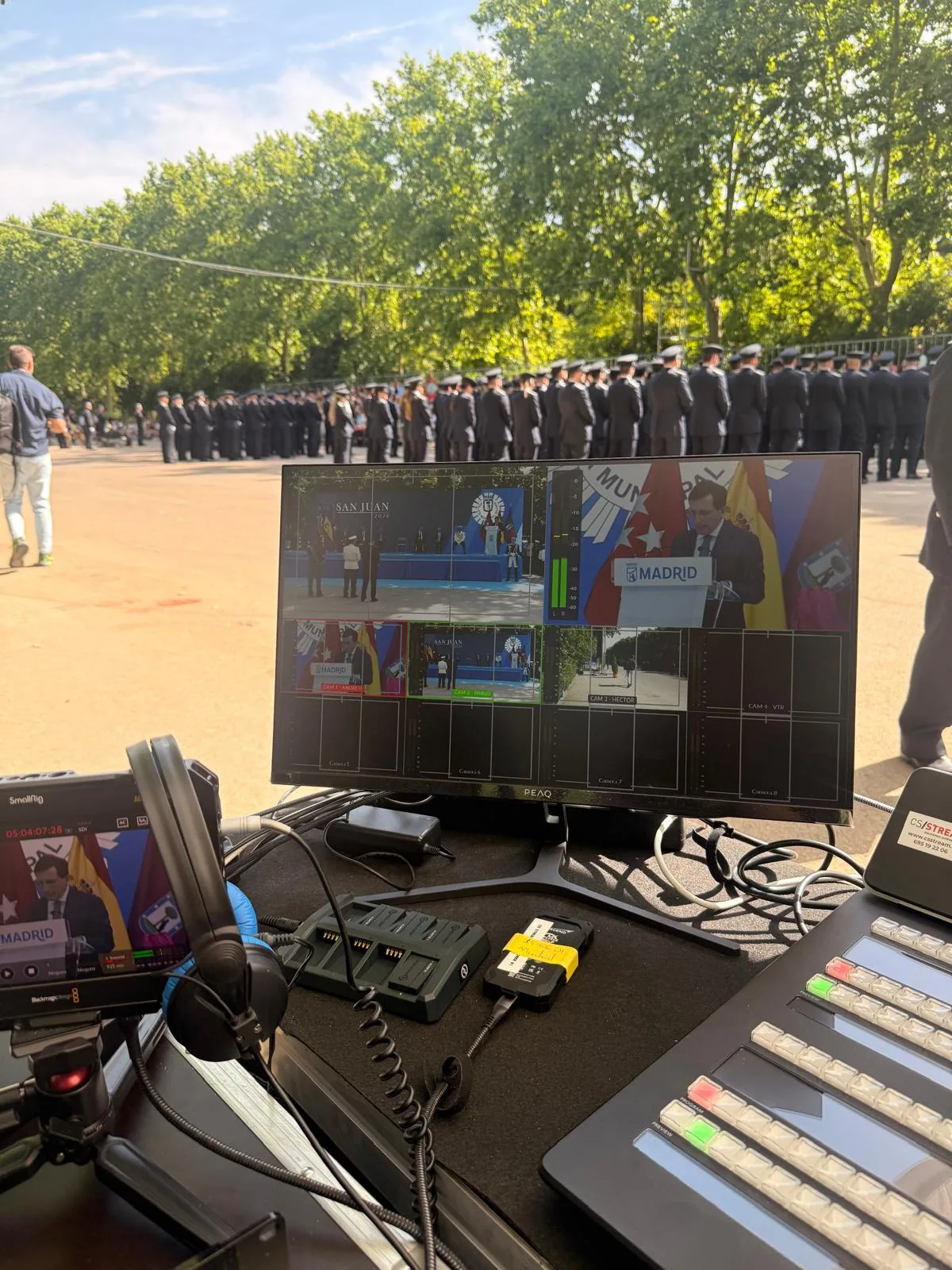Monitor multivista y formaciones policiales durante el acto de San Juan en el parque del Retiro