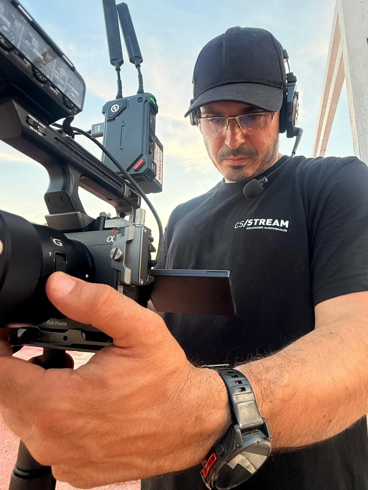 Operador de CS Stream con cámara e intercomunicación durante el Memorial José Antonio Cansino de Castellón