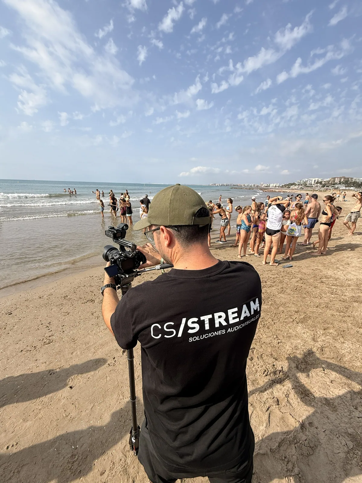 Operador de CS Stream grabando junto a la orilla con cámara Sony FX3