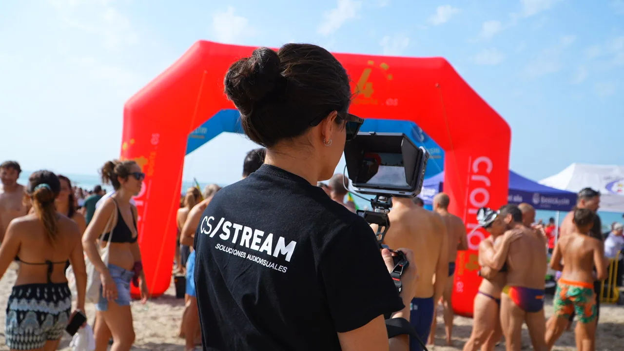 Operadora de CS Stream grabando junto al arco de meta de la Travesía Rototom