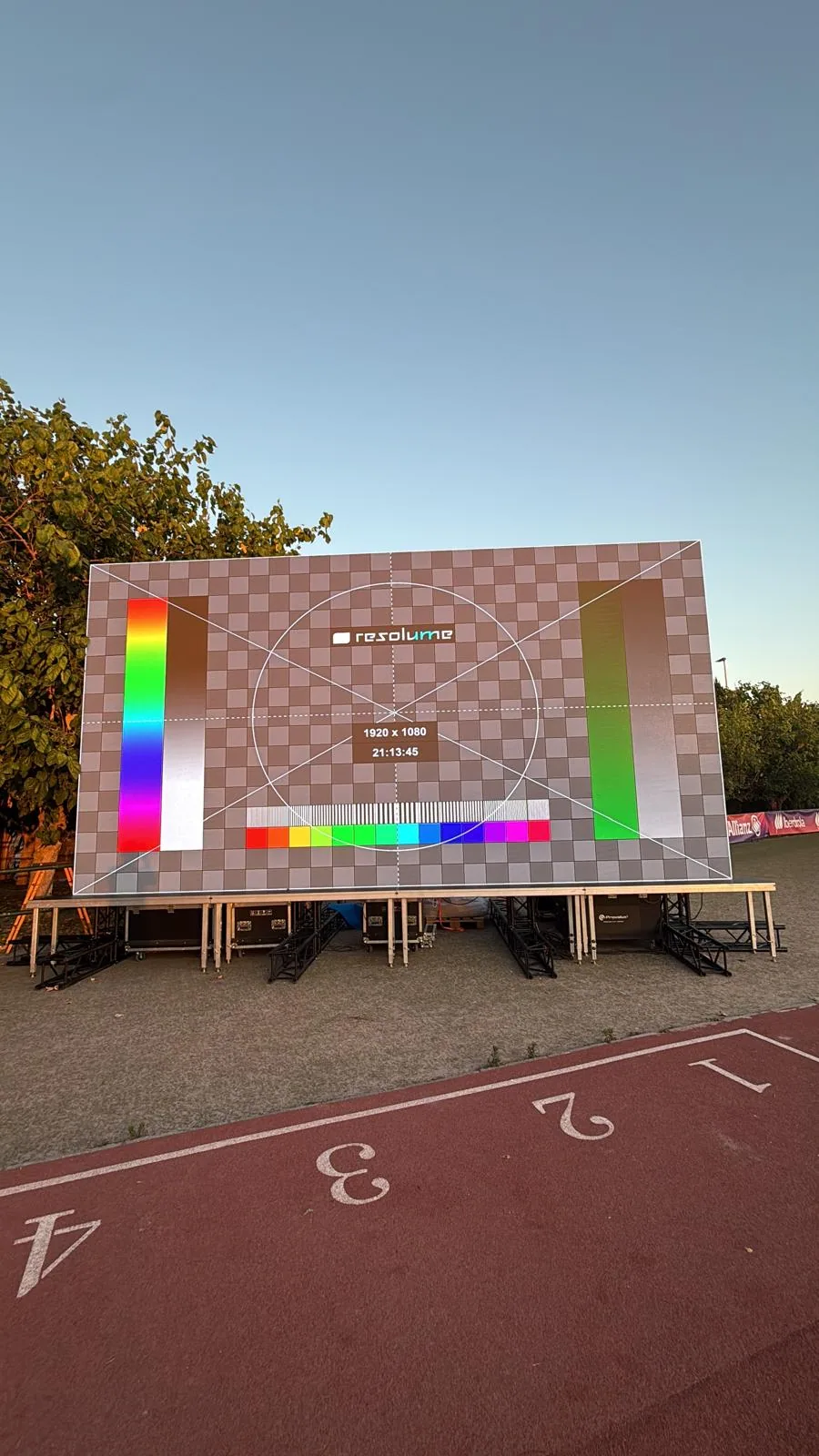 Pantalla instalada en Gaetà Huguet mostrando una carta de prueba durante los ajustes de imagen
