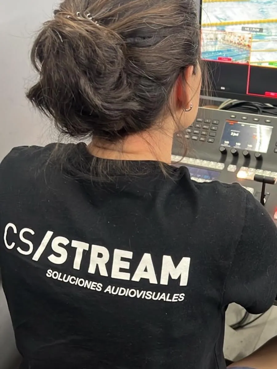 Profesional de CS Stream trabajando en la realización multicámara del campeonato de natación adaptada