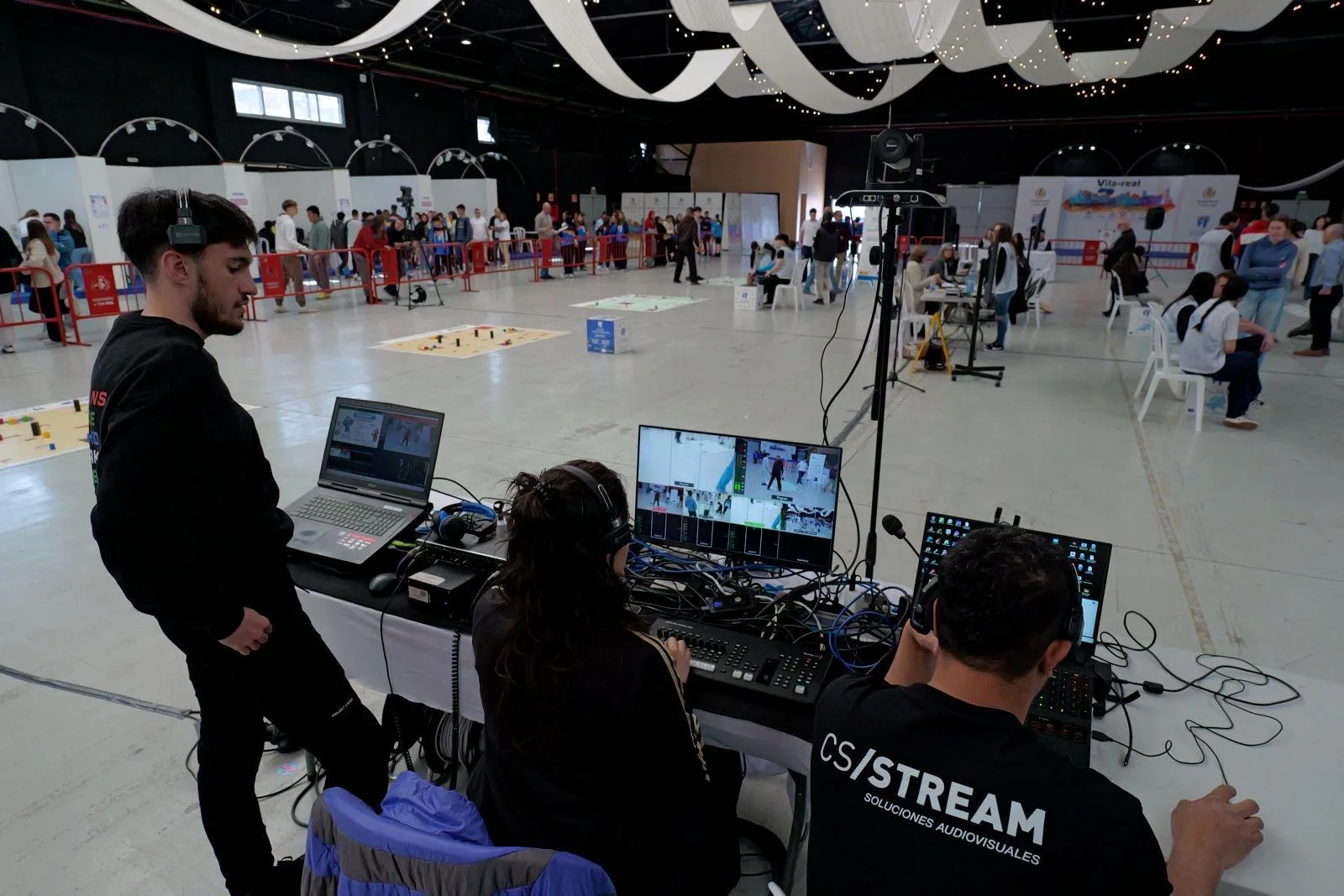 Equipo de CS STREAM realizando la retransmisión multicámara de VilaBOT 2026