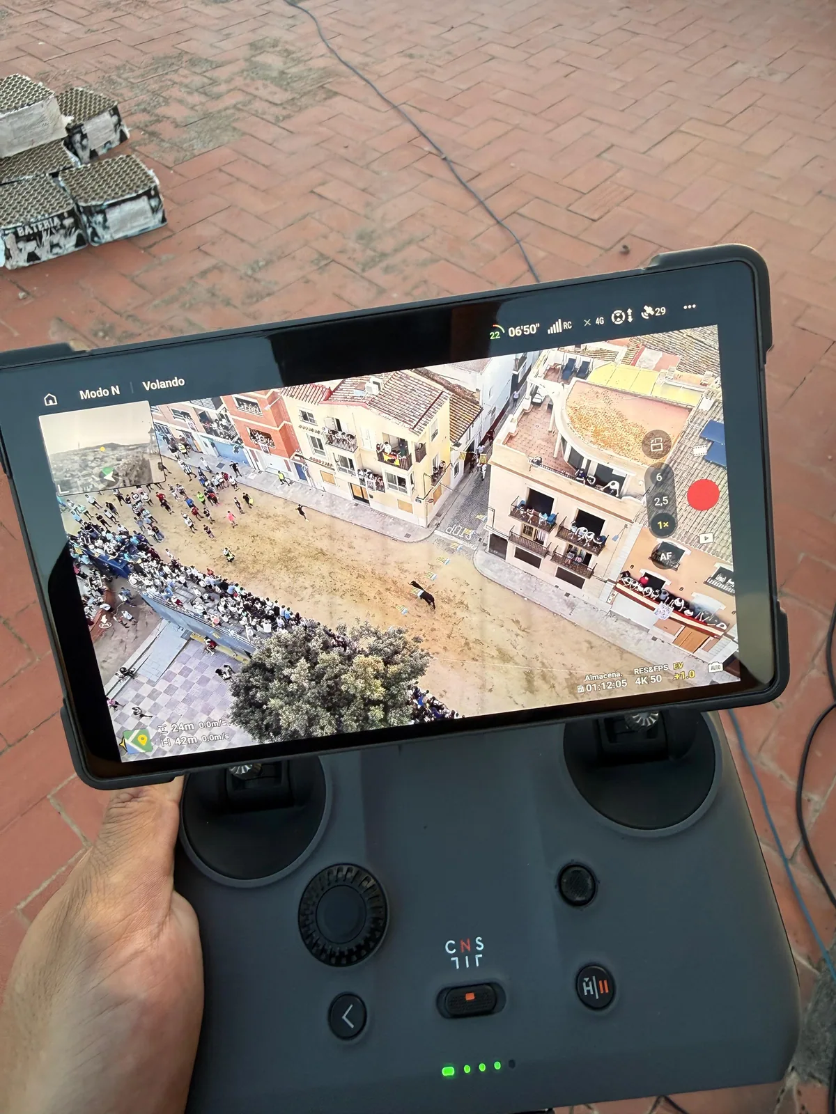 Controlador de dron de CSSTREAM con imágenes aéreas de los Bous al Carrer de Puçol