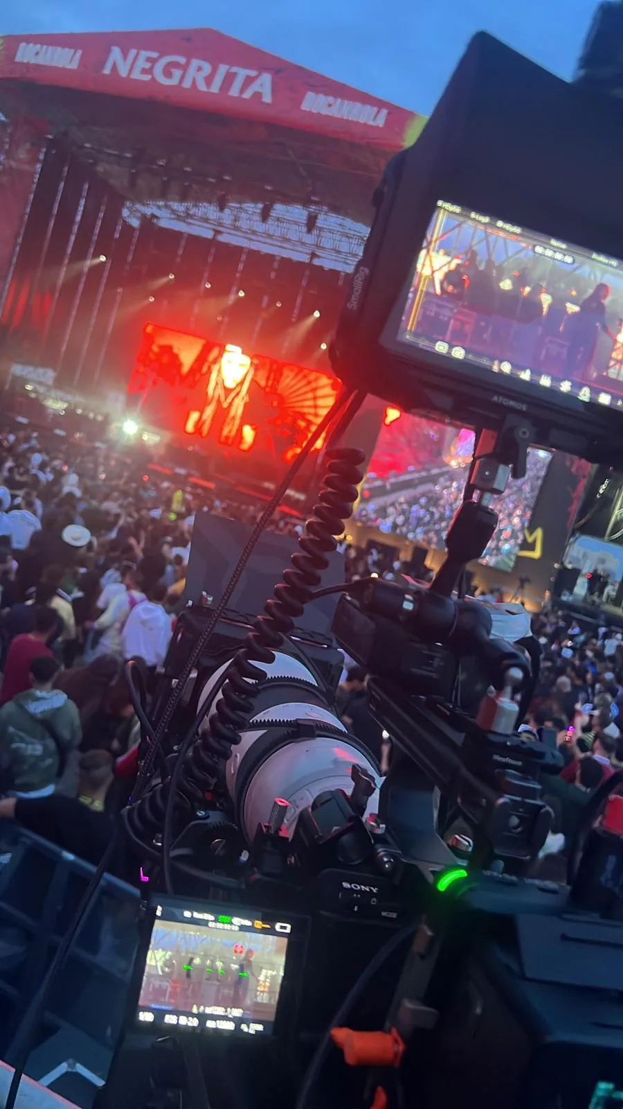 Cámara Sony y monitor frente al escenario de Rocanrola 2026 durante un concierto