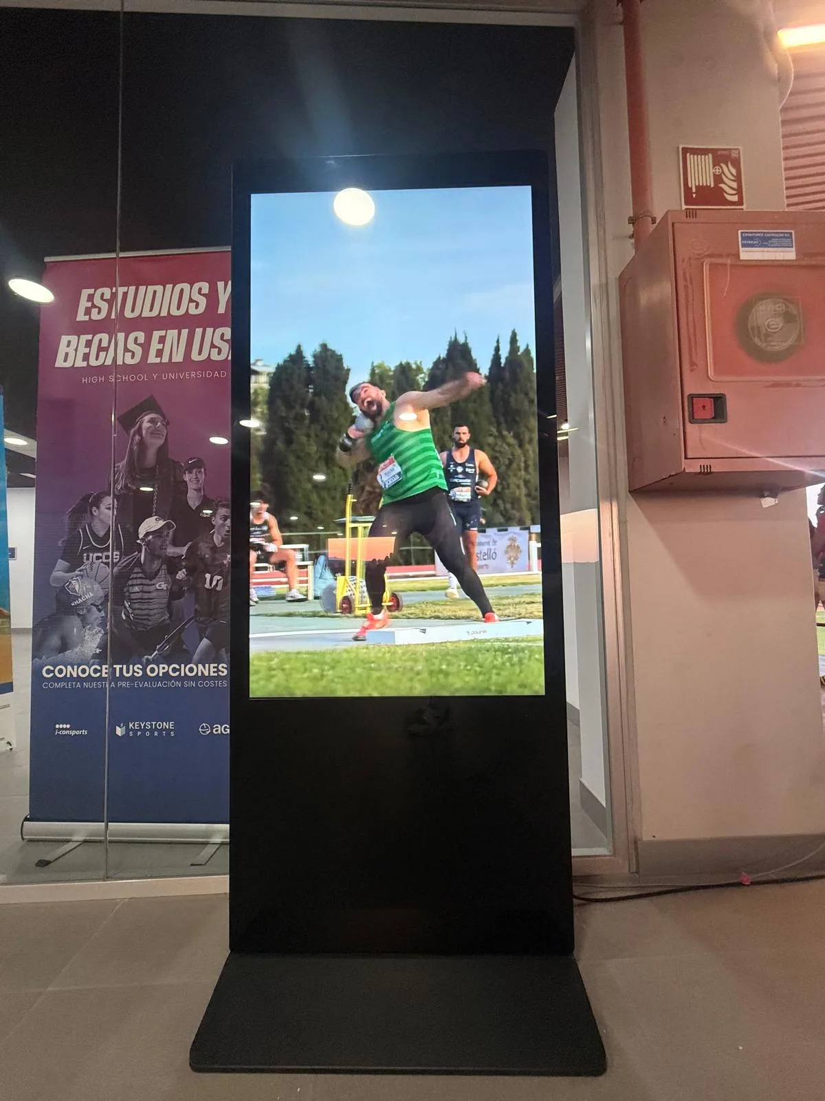 Tótem informativo 4K de 55 pulgadas instalado por CS Stream en Gaetà Huguet