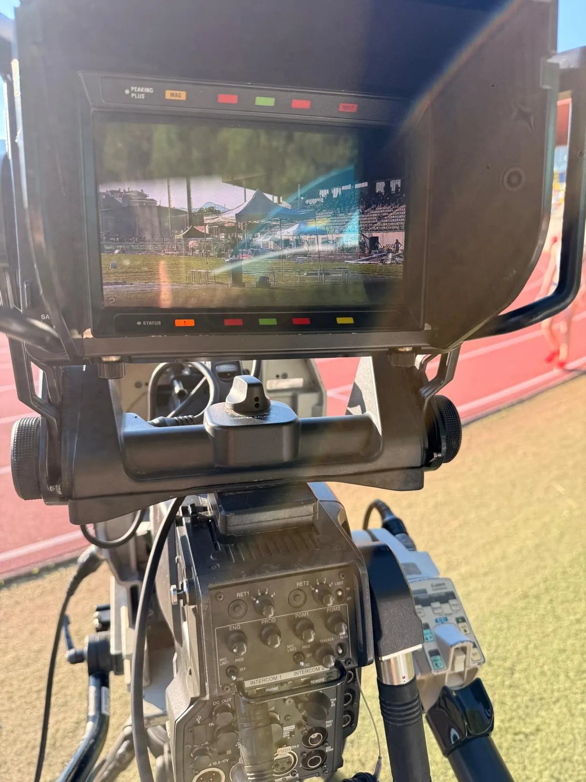 Visor y controles de una cámara de realización durante la competición de atletismo en Castellón