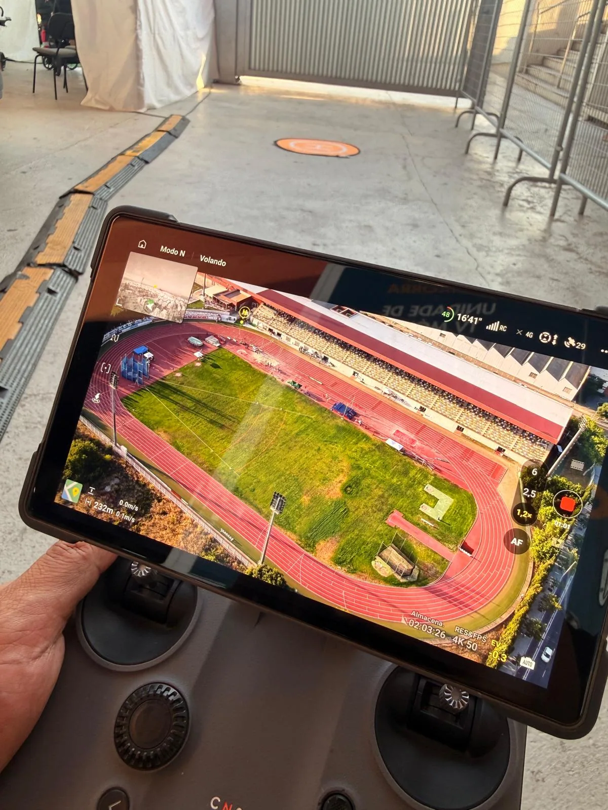 Monitor de control con vista aérea de las pistas de atletismo Gaetà Huguet durante el Memorial Cansino