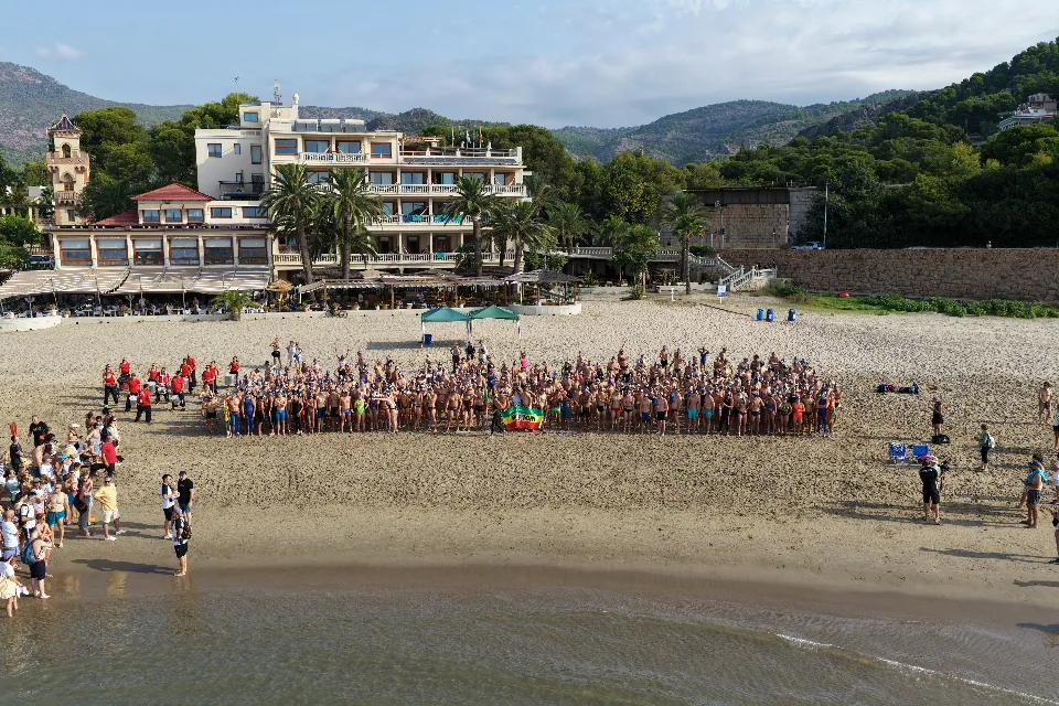 Vista aérea de los nadadores ante el Hotel Voramar, captada con dron en la Travesía Rototom