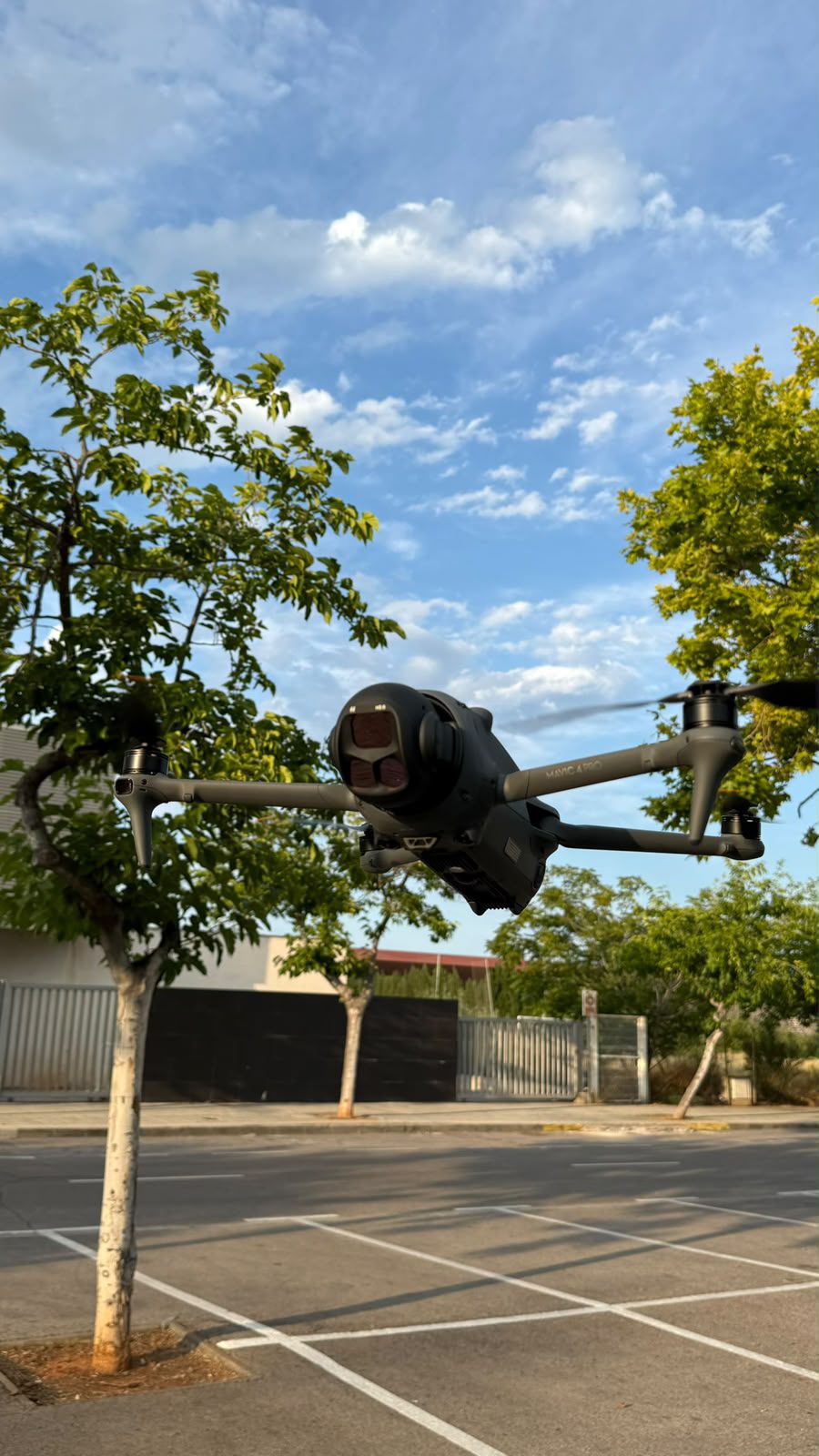 Dron DJI Mavic 4 Pro de CS STREAM en vuelo, con su cámara frontal visible