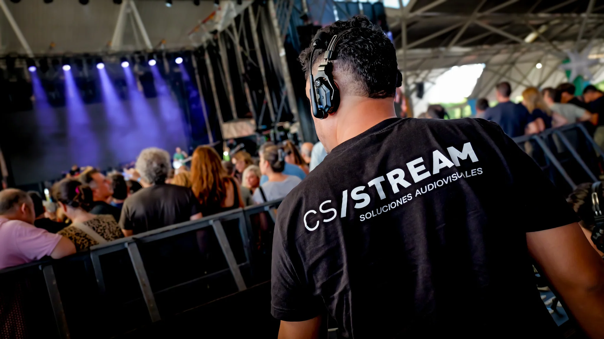 Miembro del equipo CS STREAM coordinando la producción mediante intercom en CAPLA 2026