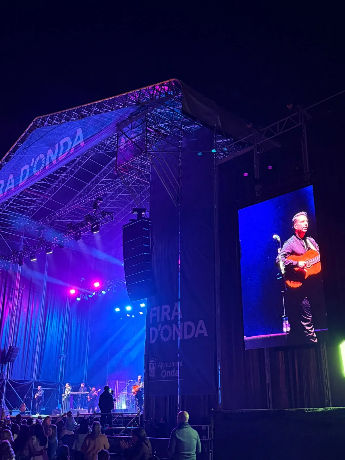 Imagen del concierto en la pantalla lateral del escenario de la Fira d’Onda