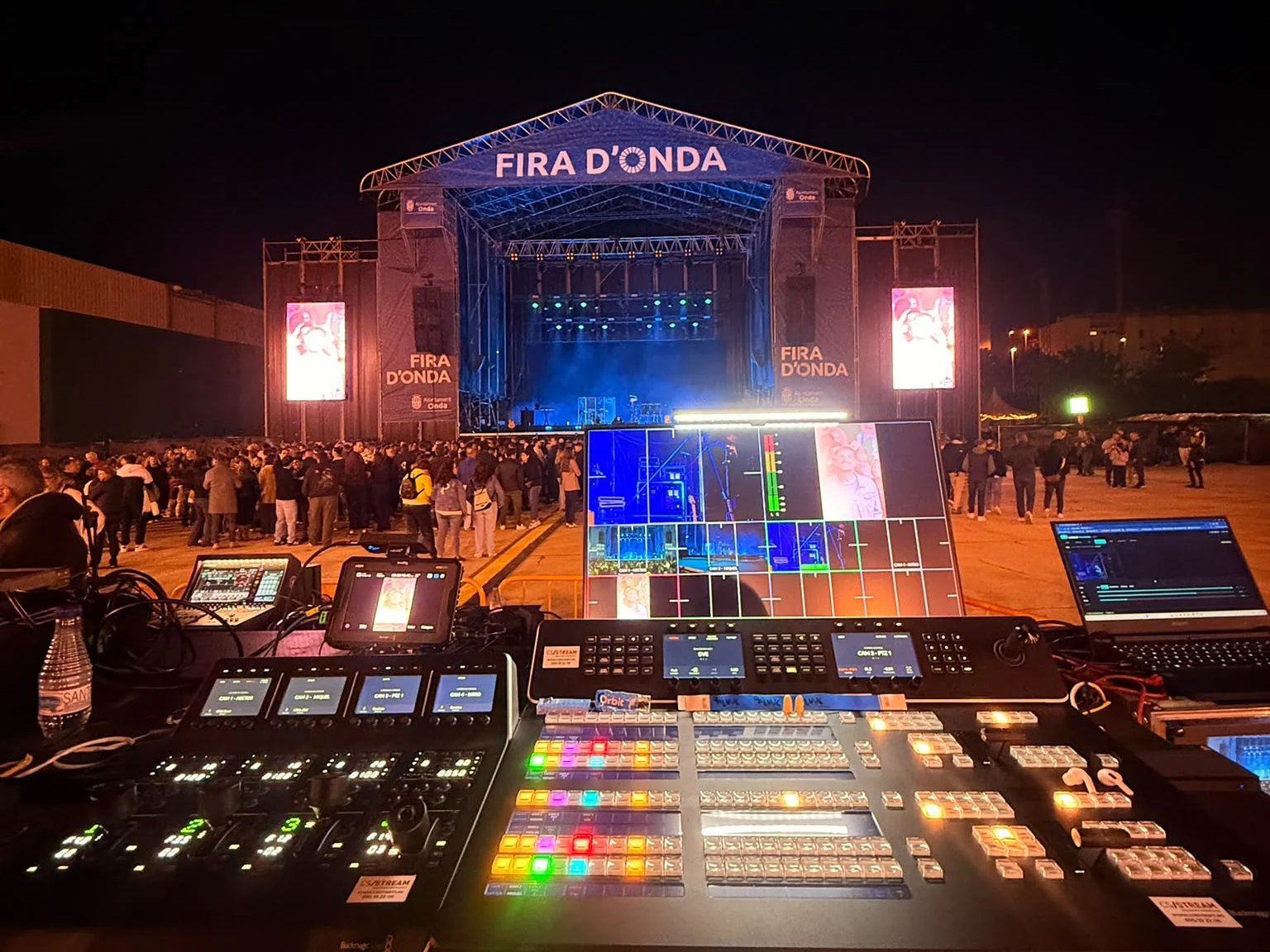Control de realización de CS STREAM con el escenario de la Fira d’Onda al fondo
