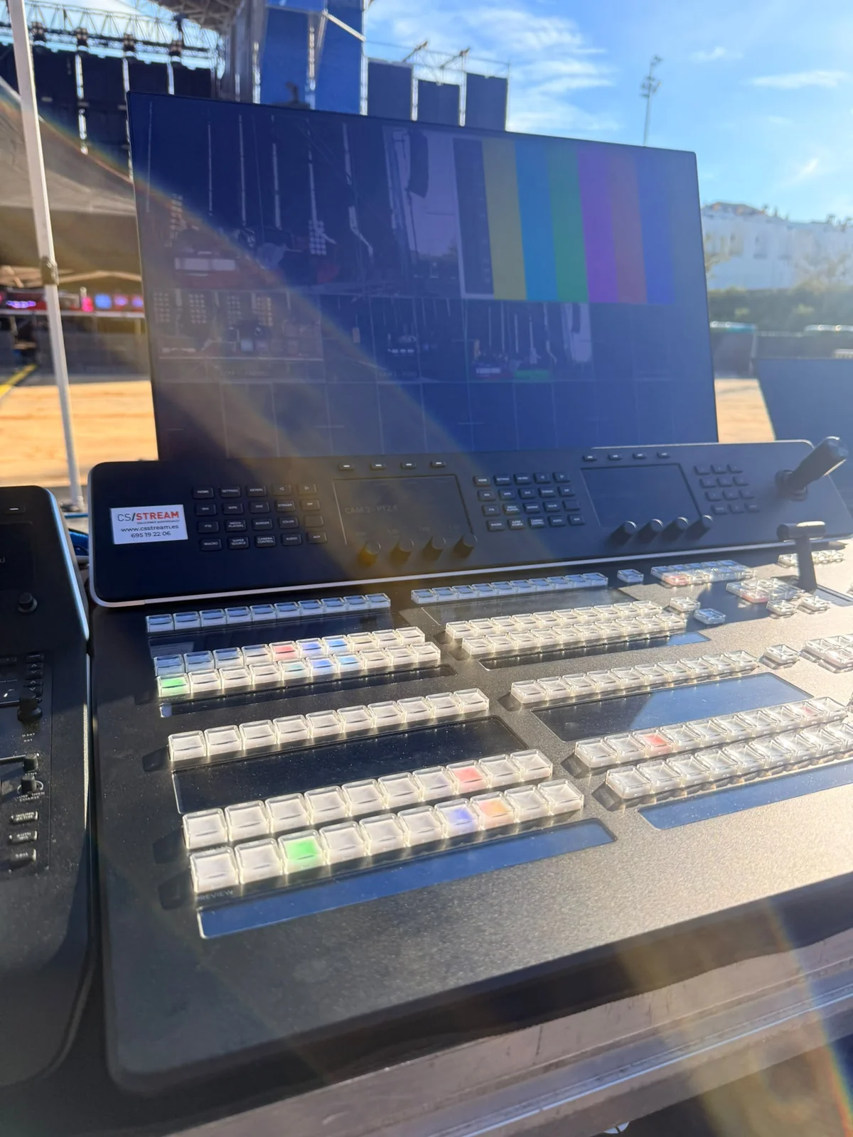 Paneles de realización y monitor con señales de prueba en la Fira d’Onda